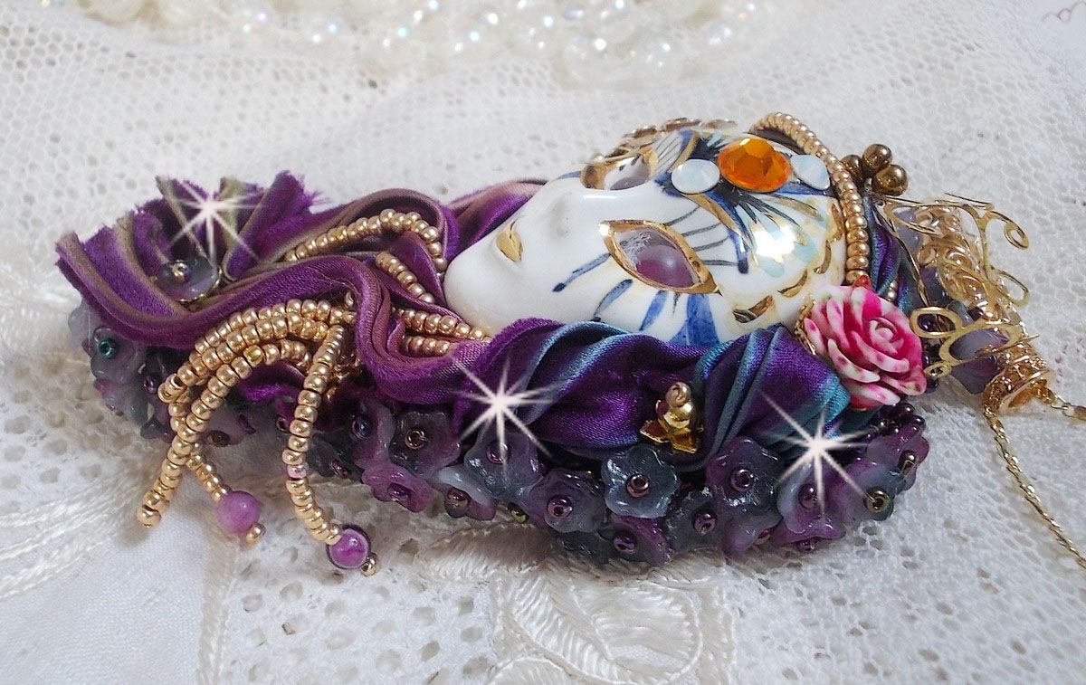 La Passionnée de Venise pingente bordado com fita de seda Shibori, missangas semipreciosas Sugilite, cristais e missangas diversas