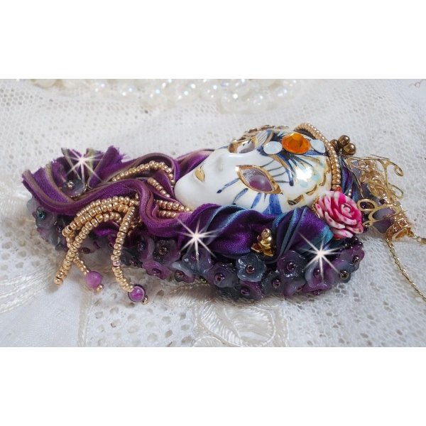 La Passionnée de Venise pingente bordado com fita de seda Shibori, missangas semipreciosas Sugilite, cristais e missangas diversas