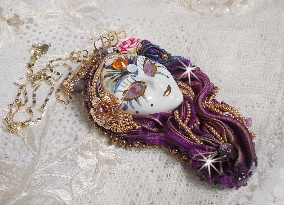 La Passionnée de Venise pingente bordado com fita de seda Shibori, missangas semipreciosas Sugilite, cristais e missangas diversas