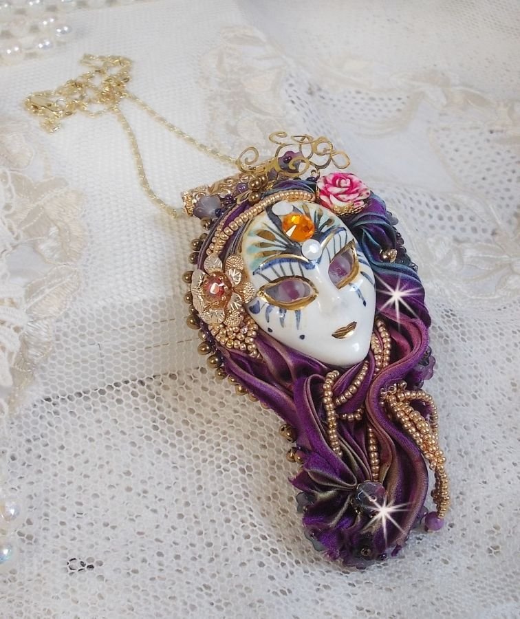 La Passionnée de Venise pingente bordado com fita de seda Shibori, missangas semipreciosas Sugilite, cristais e missangas diversas