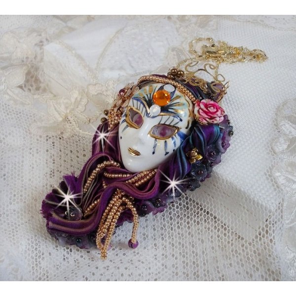 La Passionn&eacute;e de Venise pingente bordado com fita de seda Shibori, missangas semipreciosas Sugilite, cristais e missangas diversas