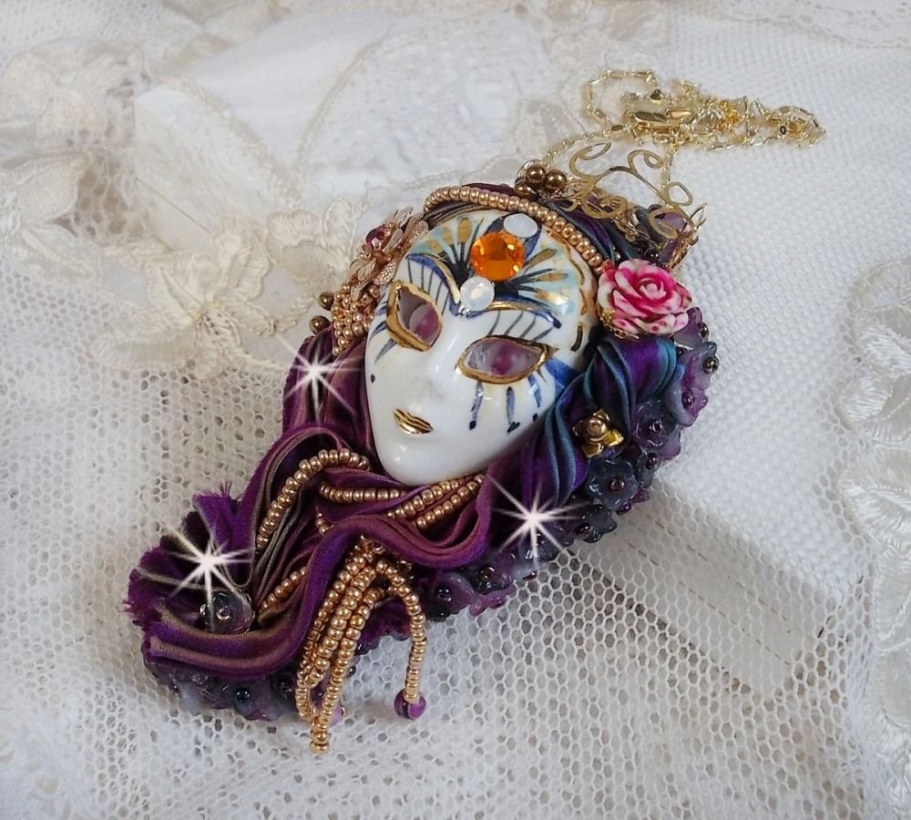 La Passionnée de Venise pingente bordado com fita de seda Shibori, missangas semipreciosas Sugilite, cristais e missangas diversas