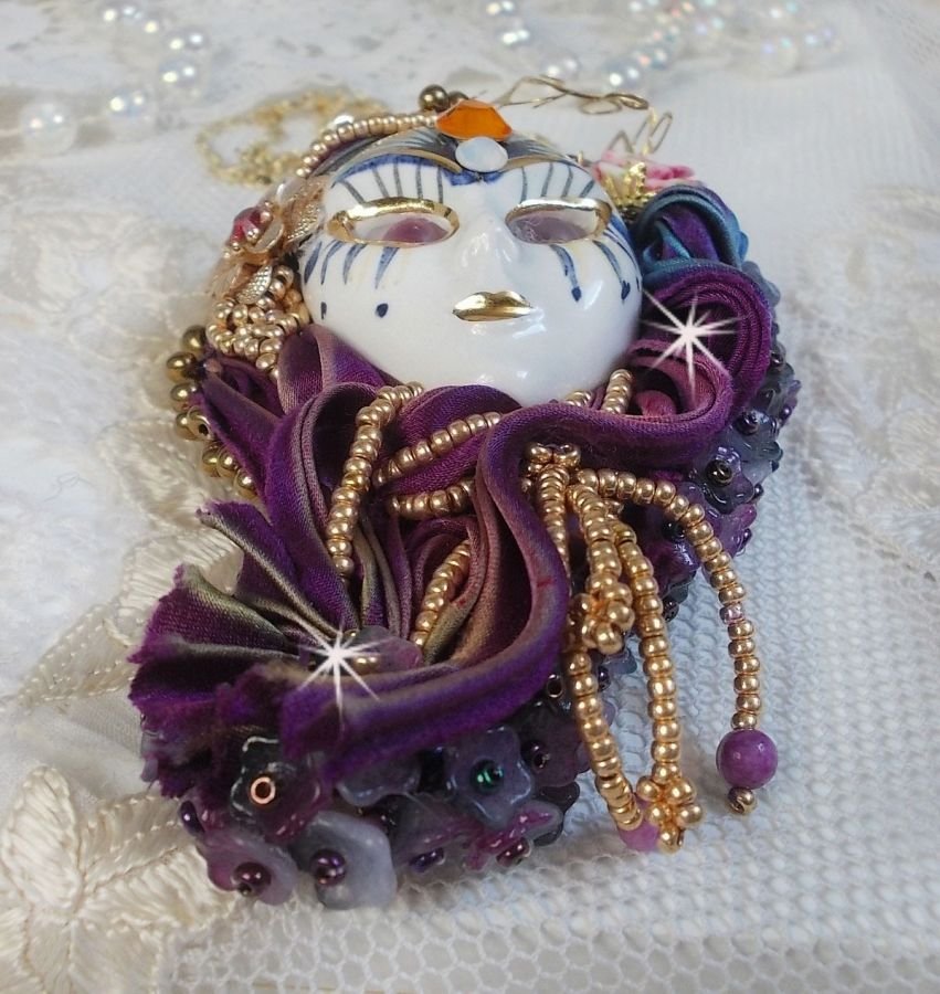 La Passionnée de Venise pingente bordado com fita de seda Shibori, missangas semipreciosas Sugilite, cristais e missangas diversas