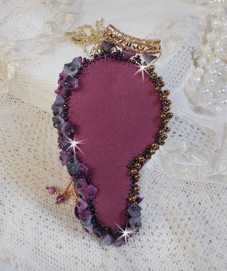 La Passionnée de Venise pingente bordado com fita de seda Shibori, missangas semipreciosas Sugilite, cristais e missangas diversas