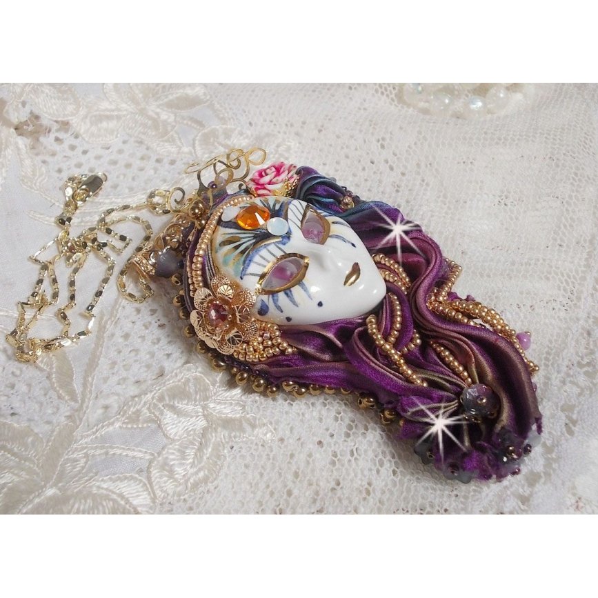 La Passionnée de Venise pingente bordado com fita de seda Shibori, missangas semipreciosas Sugilite, cristais e missangas diversas