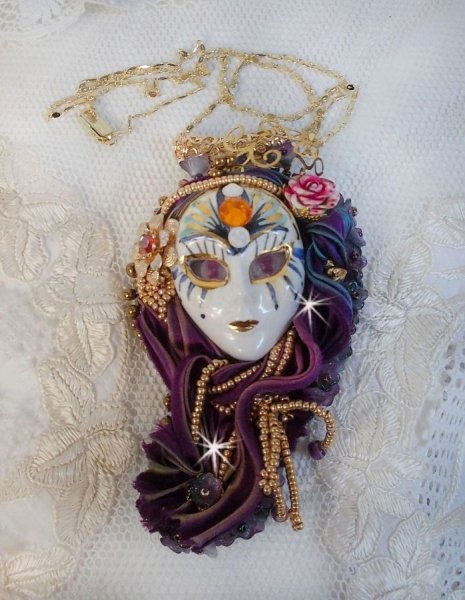 La Passionn&eacute;e de Venise pingente bordado com fita de seda Shibori, missangas semipreciosas Sugilite, cristais e missangas diversas