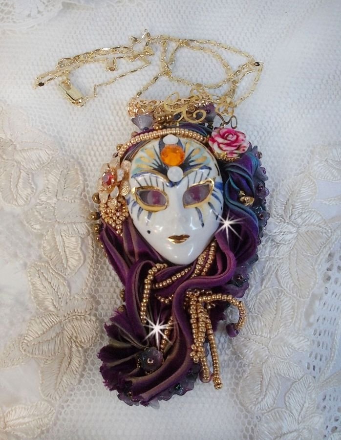 La Passionnée de Venise pingente bordado com fita de seda Shibori, missangas semipreciosas Sugilite, cristais e missangas diversas