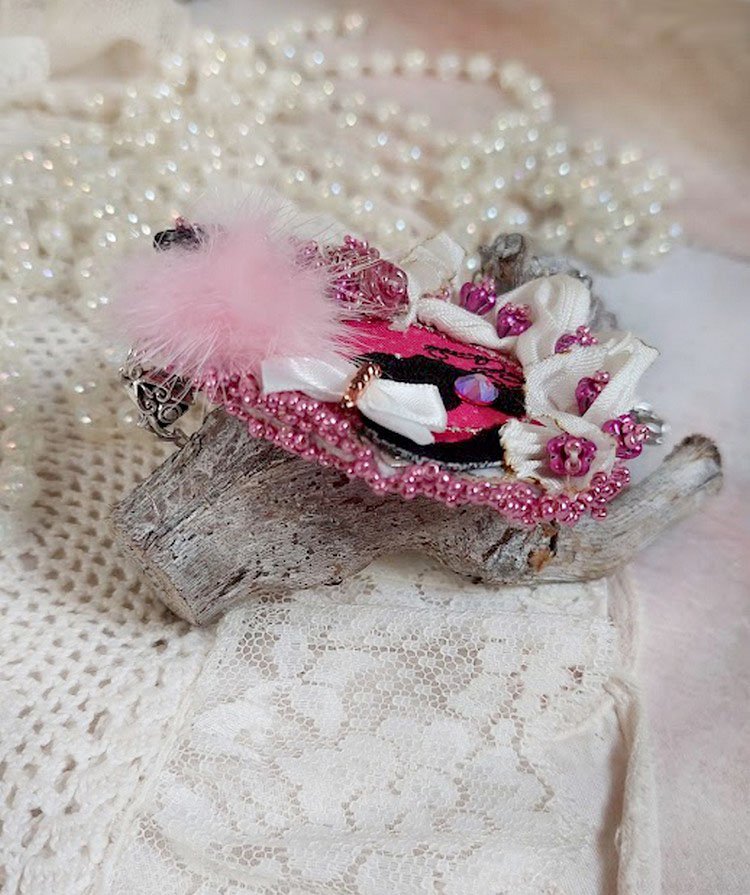 Pendentif Pink brodé avec ruban de soie, fleurs cloches en verre, rocailles, écusson et pompons fourrure vison 