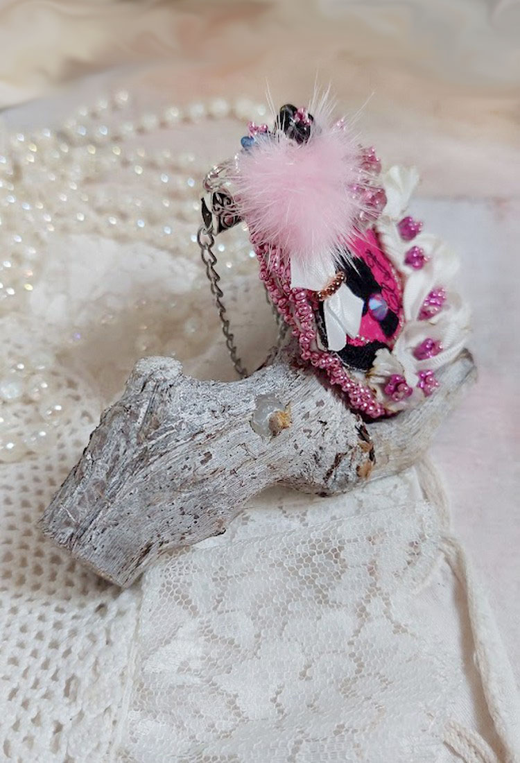 Pendentif Pink brodé avec ruban de soie, fleurs cloches en verre, rocailles, écusson et pompons fourrure vison 