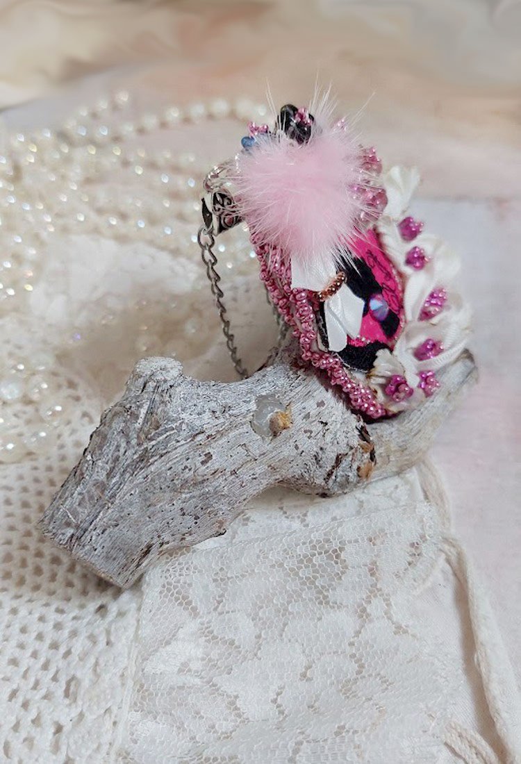Pendentif Pink brodé avec ruban de soie, fleurs cloches en verre, rocailles, écusson et pompons fourrure vison 