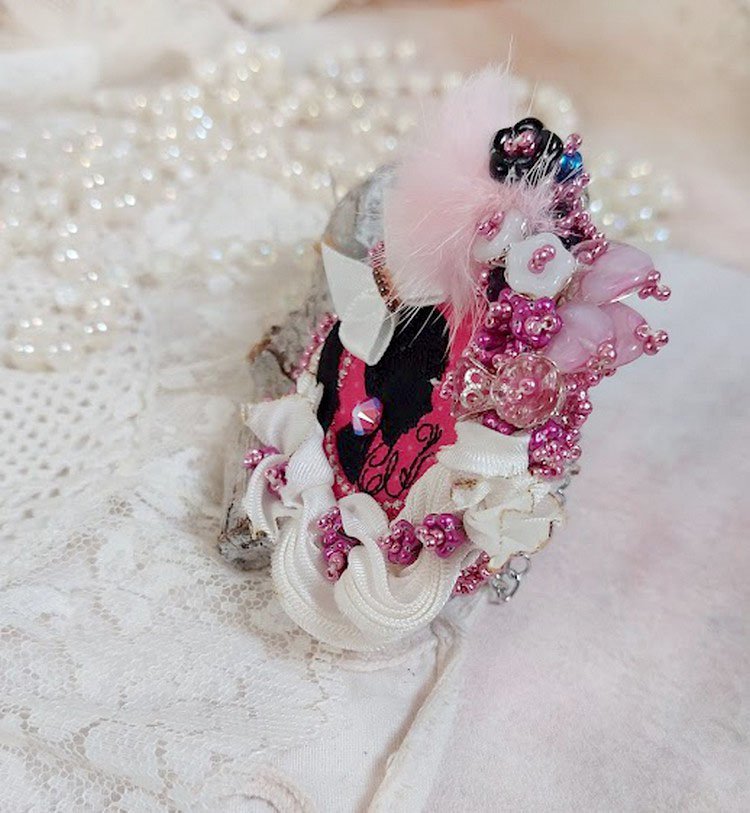 Pendentif Pink brodé avec ruban de soie, fleurs cloches en verre, rocailles, écusson et pompons fourrure vison 