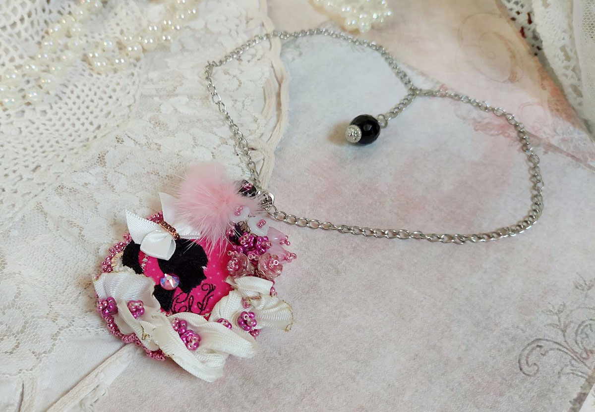 Pendentif Pink brodé avec ruban de soie, fleurs cloches en verre, rocailles, écusson et pompons fourrure vison 