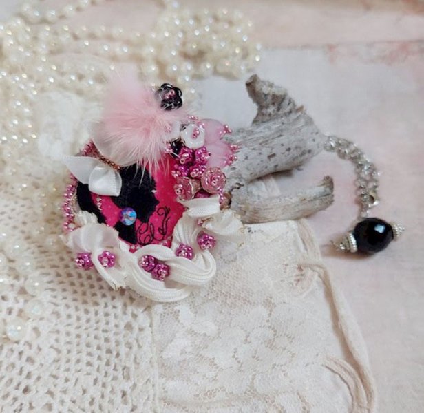 Pendentif Pink brodé avec ruban de soie, fleurs cloches en verre, rocailles, écusson et pompons fourrure vison 