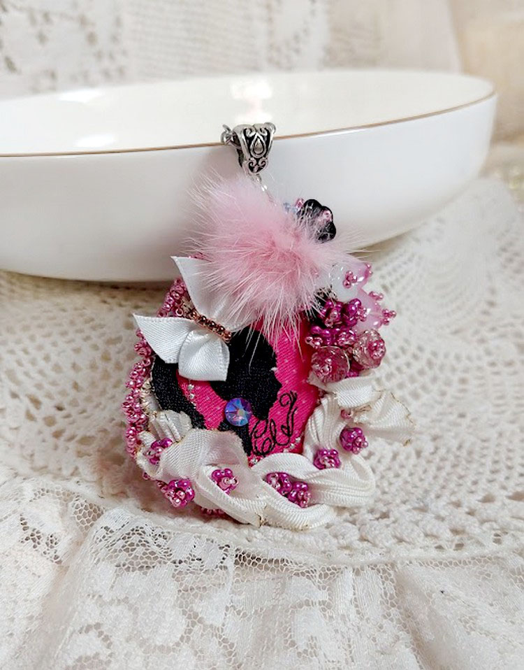 Pendentif Pink brodé avec ruban de soie, fleurs cloches en verre, rocailles, écusson et pompons fourrure vison 