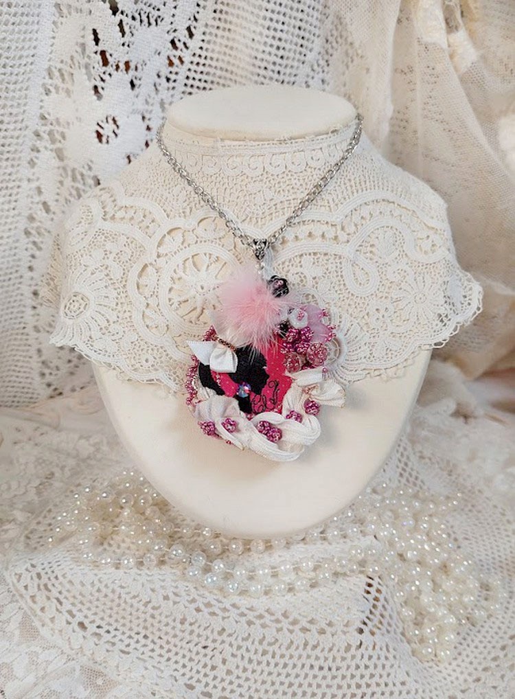 Pendentif Pink brodé avec ruban de soie, fleurs cloches en verre, rocailles, écusson et pompons fourrure vison 