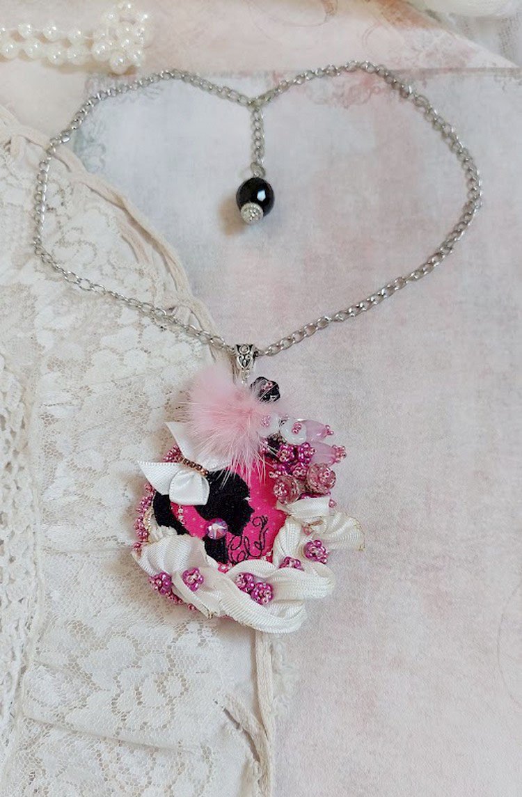 Pendentif Pink brodé avec ruban de soie, fleurs cloches en verre, rocailles, écusson et pompons fourrure vison 