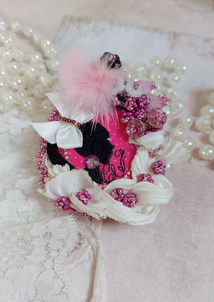 Pendentif Pink brodé avec ruban de soie, fleurs cloches en verre, rocailles, écusson et pompons fourrure vison 