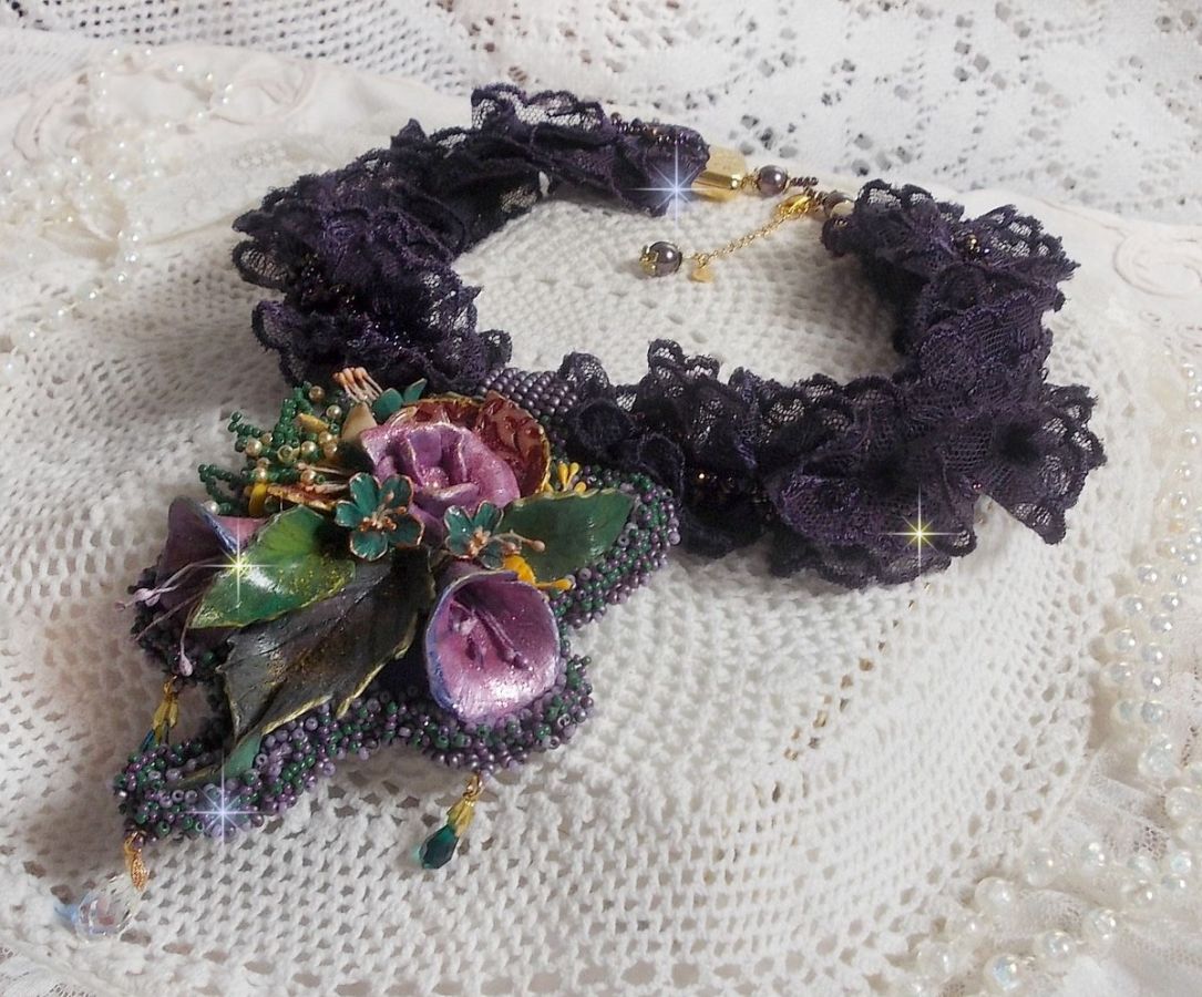 Haute-Couture Flower Poetry Pingente bordado com flores de porcelana, renda púrpura antiga, cristais, pérolas de sementes com 925 acessórios prateados e dourados