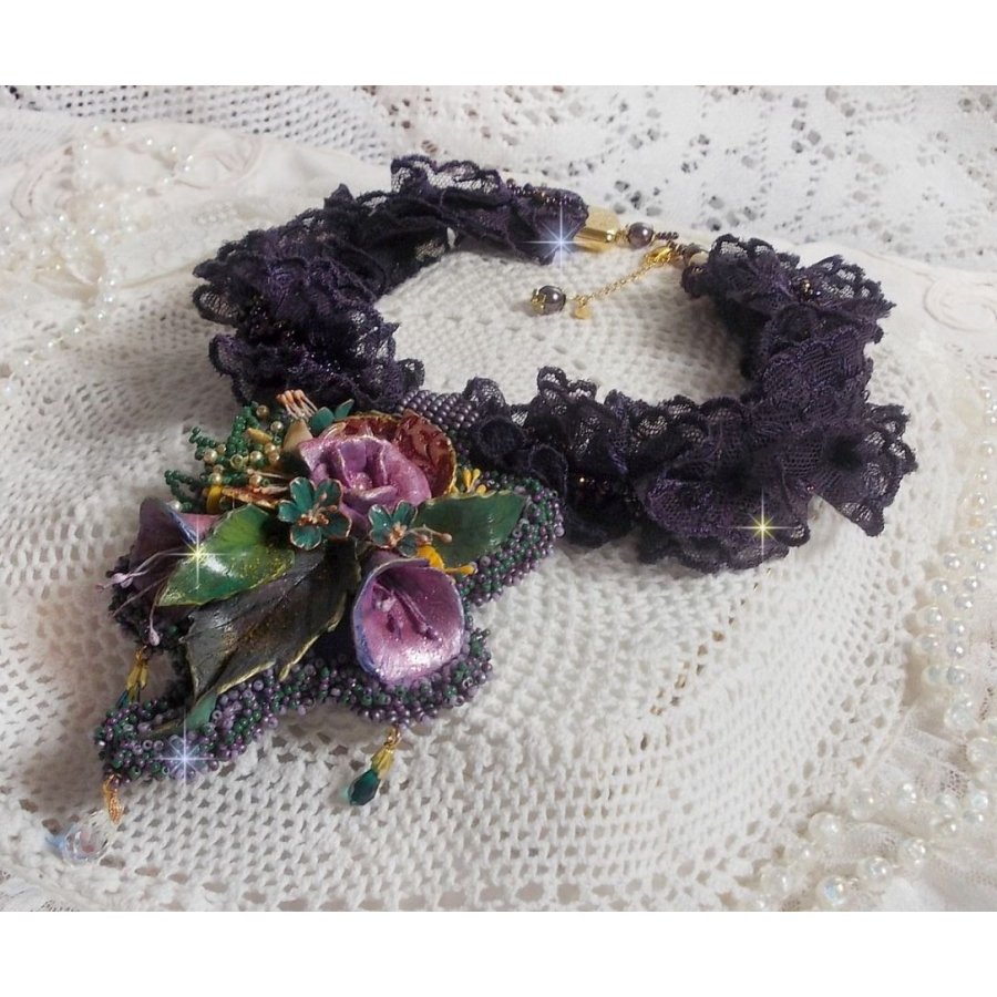 Haute-Couture Flower Poetry Pingente bordado com flores de porcelana, renda púrpura antiga, cristais, pérolas de sementes com 925 acessórios prateados e dourados