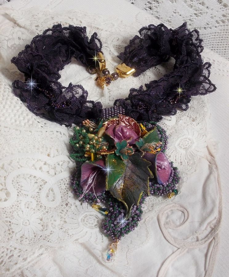 Haute-Couture Flower Poetry Pingente bordado com flores de porcelana, renda púrpura antiga, cristais, pérolas de sementes com 925 acessórios prateados e dourados