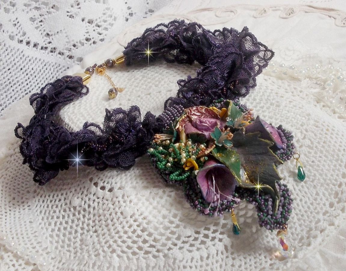 Haute-Couture Flower Poetry Pingente bordado com flores de porcelana, renda púrpura antiga, cristais, pérolas de sementes com 925 acessórios prateados e dourados