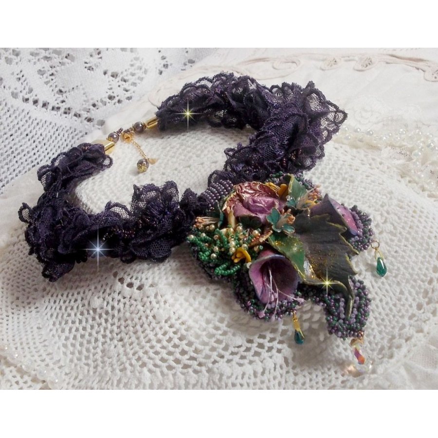 Haute-Couture Flower Poetry Pingente bordado com flores de porcelana, renda púrpura antiga, cristais, pérolas de sementes com 925 acessórios prateados e dourados