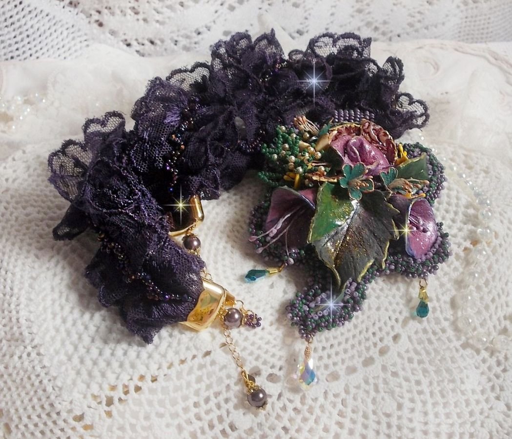 Haute-Couture Flower Poetry Pingente bordado com flores de porcelana, renda púrpura antiga, cristais, pérolas de sementes com 925 acessórios prateados e dourados