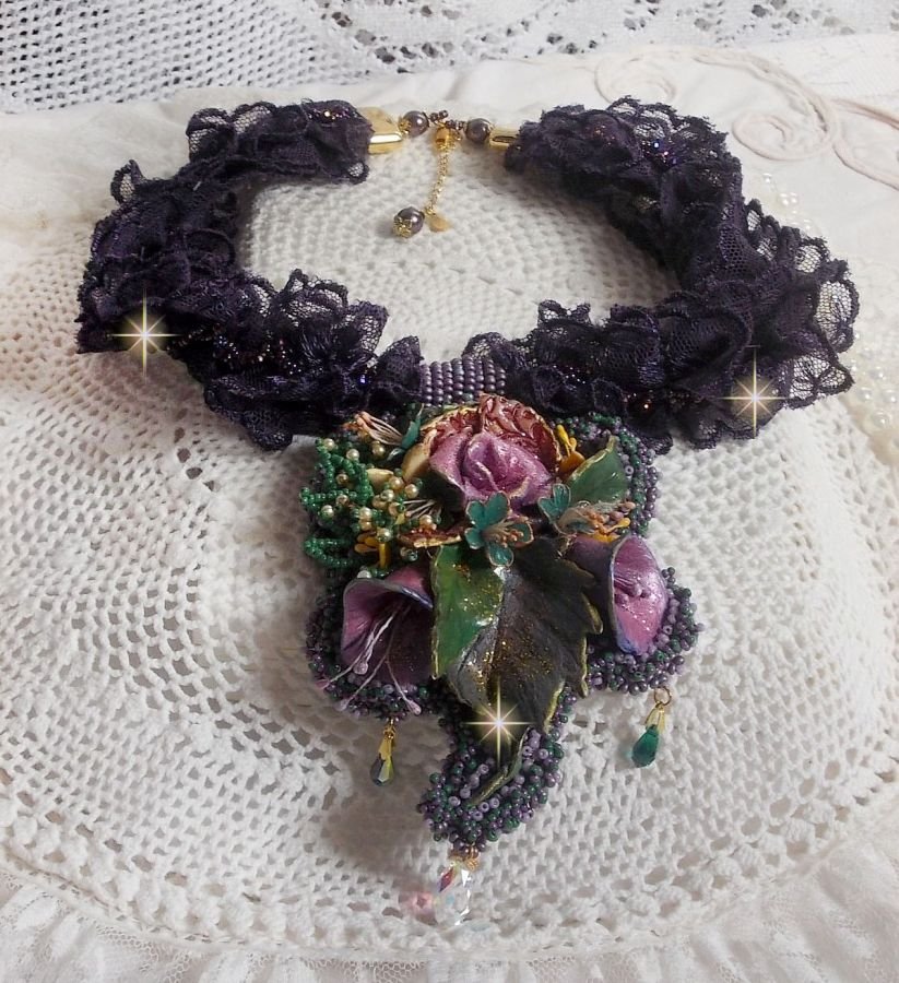Haute-Couture Flower Poetry Pingente bordado com flores de porcelana, renda púrpura antiga, cristais, pérolas de sementes com 925 acessórios prateados e dourados