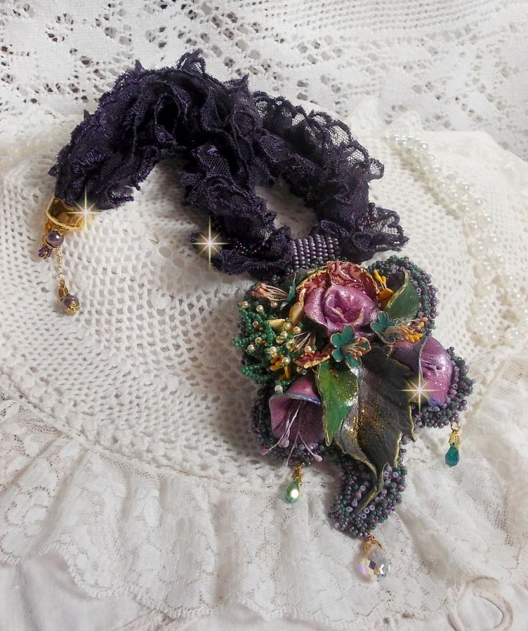 Haute-Couture Flower Poetry Pingente bordado com flores de porcelana, renda púrpura antiga, cristais, pérolas de sementes com 925 acessórios prateados e dourados