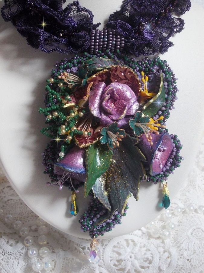 Haute-Couture Flower Poetry Pingente bordado com flores de porcelana, renda púrpura antiga, cristais, pérolas de sementes com 925 acessórios prateados e dourados