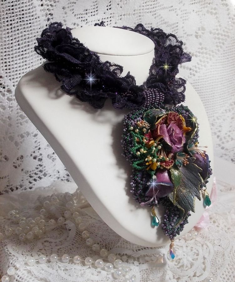 Haute-Couture Flower Poetry Pingente bordado com flores de porcelana, renda púrpura antiga, cristais, pérolas de sementes com 925 acessórios prateados e dourados