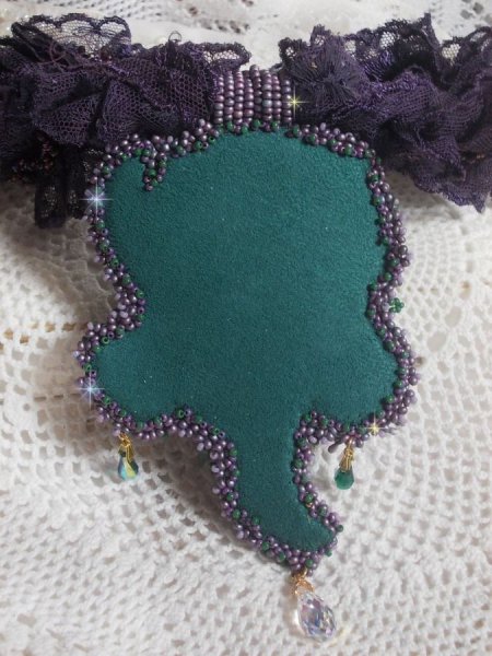 Haute-Couture Flower Poetry Pingente bordado com flores de porcelana, renda p&uacute;rpura antiga, cristais, p&eacute;rolas de sementes com 925 acess&oacute;rios prateados e dourados