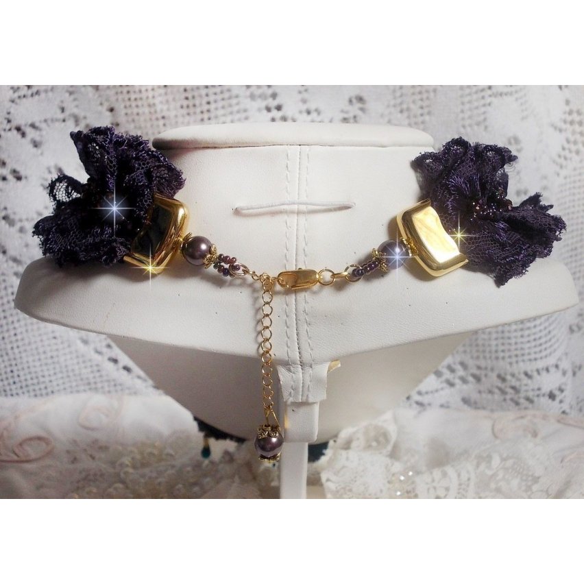Haute-Couture Flower Poetry Pingente bordado com flores de porcelana, renda púrpura antiga, cristais, pérolas de sementes com 925 acessórios prateados e dourados