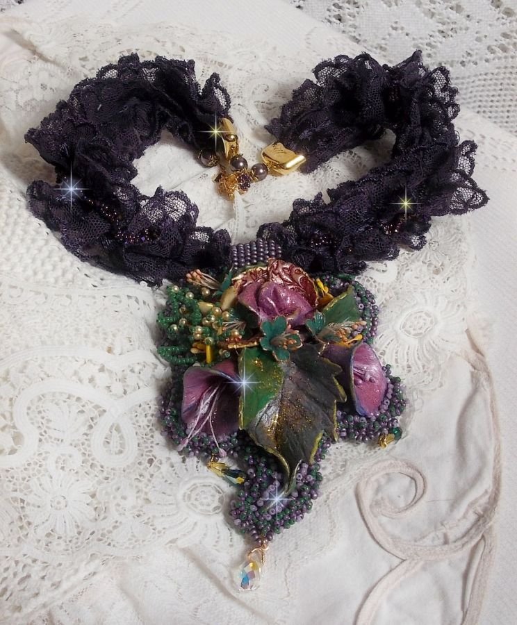 Haute-Couture Flower Poetry Pingente bordado com flores de porcelana, renda púrpura antiga, cristais, pérolas de sementes com 925 acessórios prateados e dourados