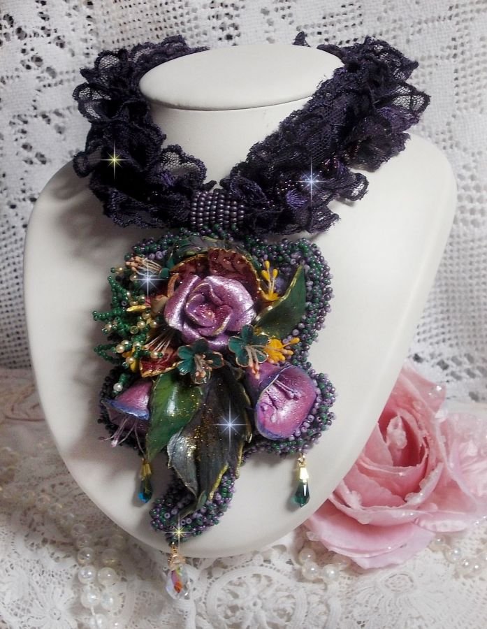 Haute-Couture Flower Poetry Pingente bordado com flores de porcelana, renda púrpura antiga, cristais, pérolas de sementes com 925 acessórios prateados e dourados