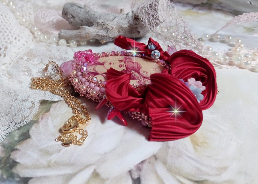Pendentif Pretty Lady brod&eacute; avec ruban de soie, cabochon ovale r&eacute;sine, perles cristal Swarovski, perles verre et cha&icirc;ne plaqu&eacute; or