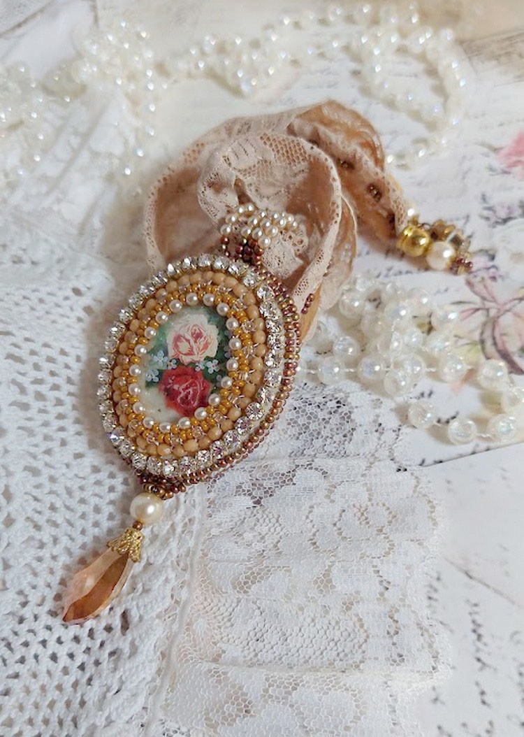 Reflets de Rosée colar pendente, pérolas de pérolas, cristal Swarovski e renda.
