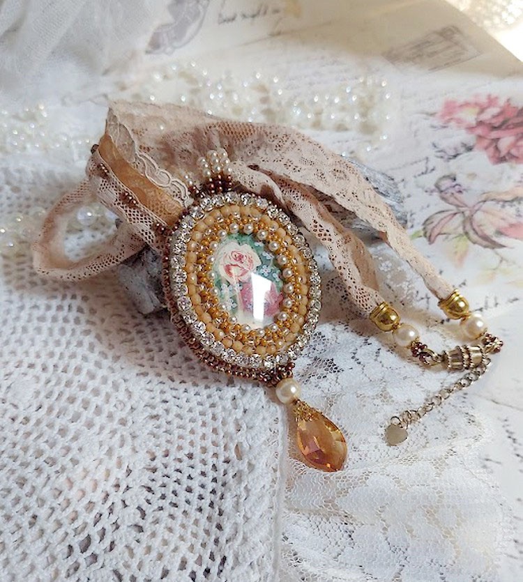 Reflets de Rosée colar pendente, pérolas de pérolas, cristal Swarovski e renda.