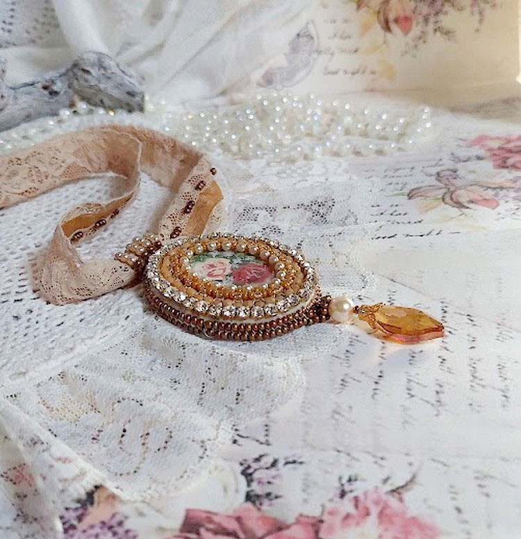 Reflets de Rosée colar pendente, pérolas de pérolas, cristal Swarovski e renda.