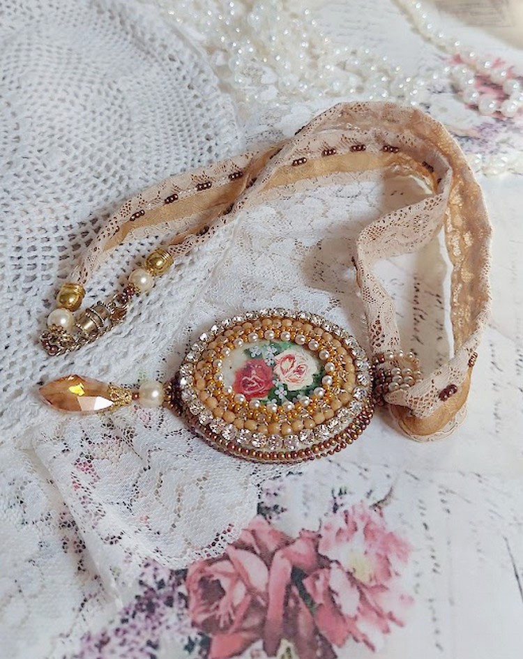 Reflets de Rosée colar pendente, pérolas de pérolas, cristal Swarovski e renda.