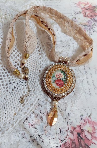 Reflets de Ros&eacute;e colar pendente, p&eacute;rolas de p&eacute;rolas, cristal Swarovski e renda.