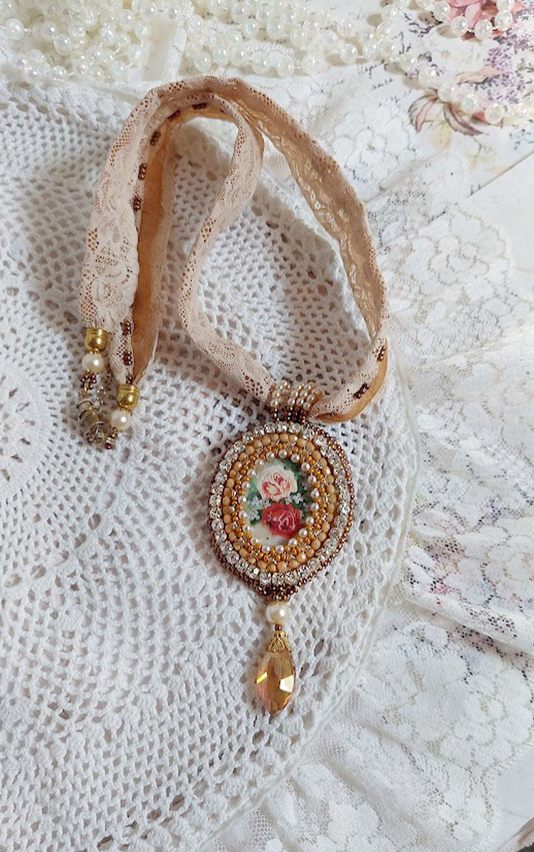 Reflets de Rosée colar pendente, pérolas de pérolas, cristal Swarovski e renda.