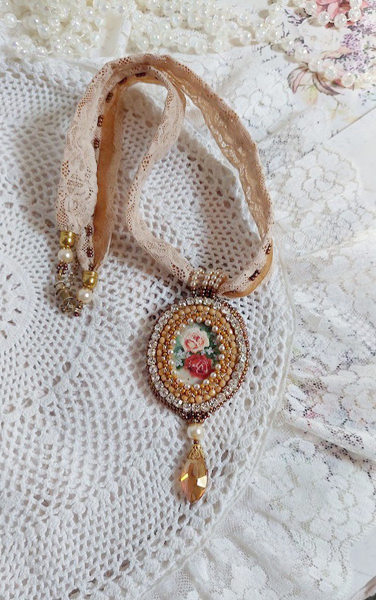 Reflets de Rosée colar pendente, pérolas de pérolas, cristal Swarovski e renda.