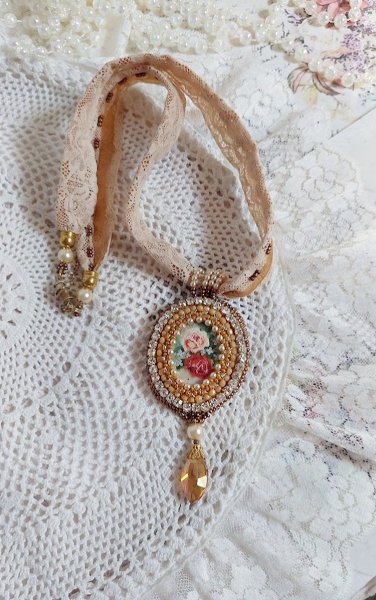 Reflets de Ros&eacute;e colar pendente, p&eacute;rolas de p&eacute;rolas, cristal Swarovski e renda.