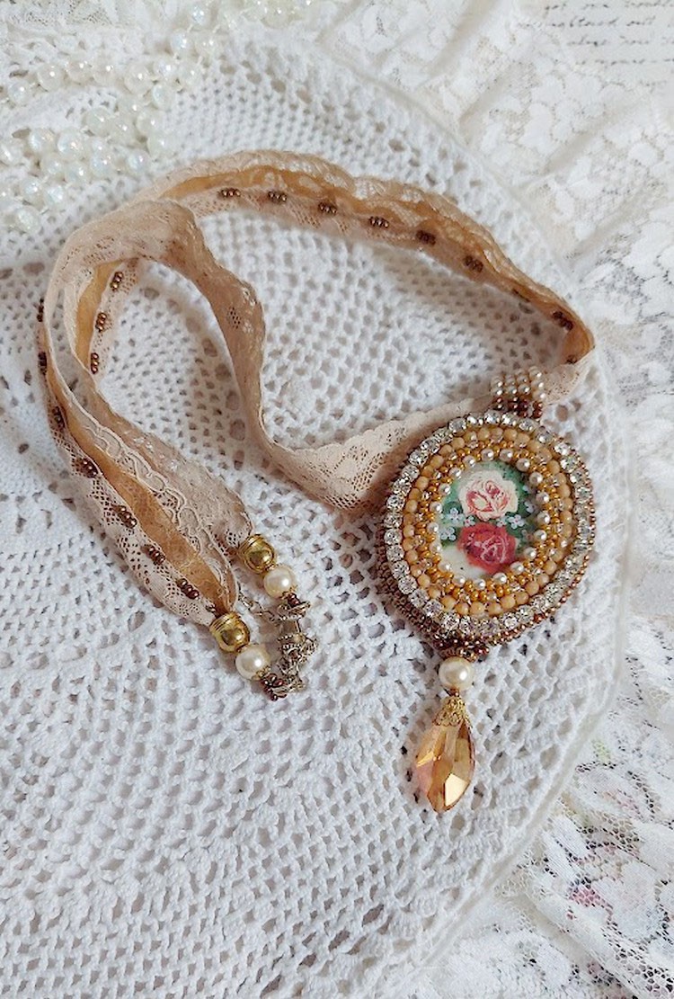 Reflets de Rosée colar pendente, pérolas de pérolas, cristal Swarovski e renda.