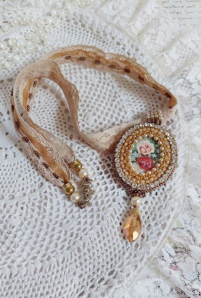 Reflets de Ros&eacute;e colar pendente, p&eacute;rolas de p&eacute;rolas, cristal Swarovski e renda.