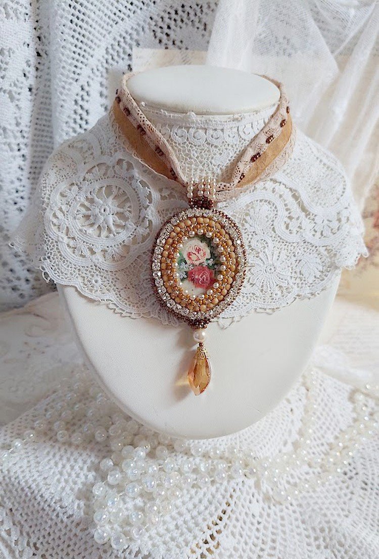 Reflets de Rosée colar pendente, pérolas de pérolas, cristal Swarovski e renda.