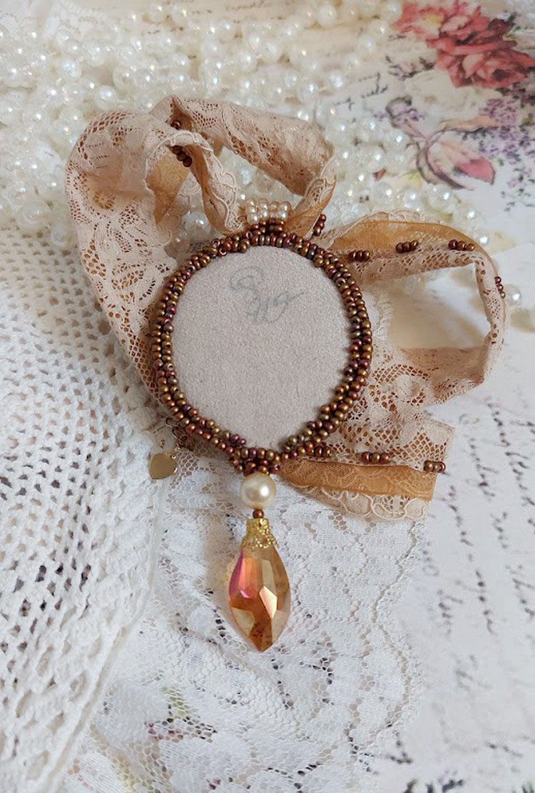 Reflets de Rosée colar pendente, pérolas de pérolas, cristal Swarovski e renda.