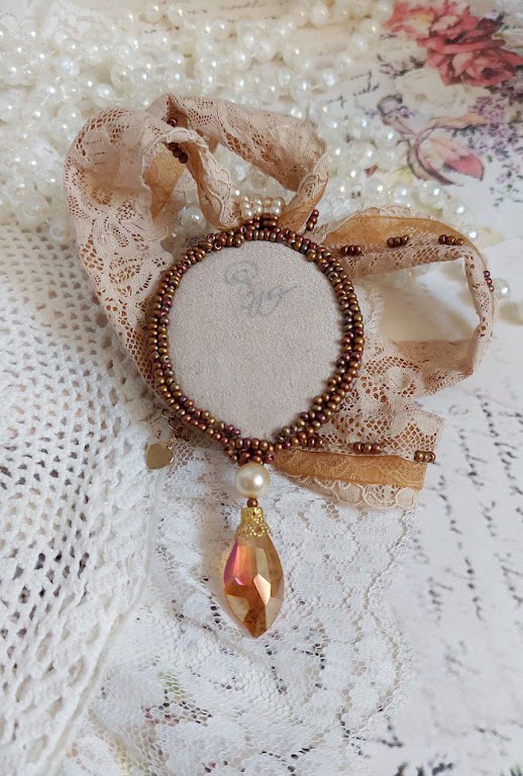 Reflets de Rosée colar pendente, pérolas de pérolas, cristal Swarovski e renda.