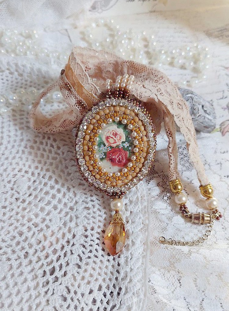 Reflets de Rosée colar pendente, pérolas de pérolas, cristal Swarovski e renda.